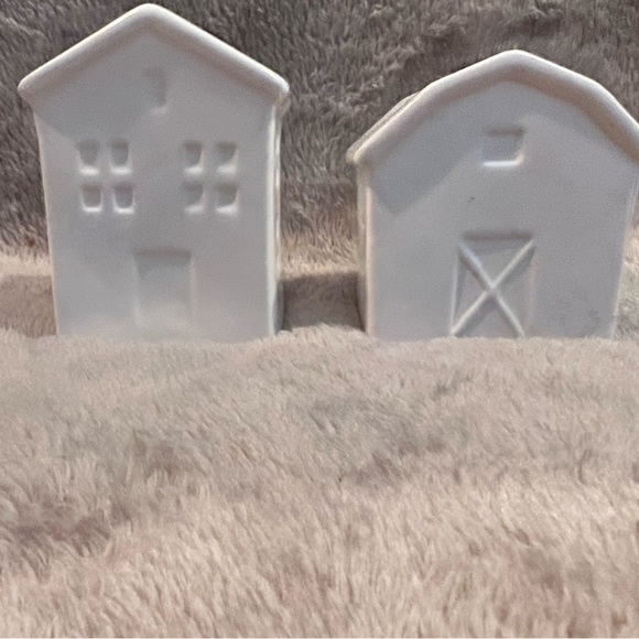 Robert Stanley Signature White Fall Farmhouse Ceramic Salt & Pepper Shakers Barn - Picture 6 of 8